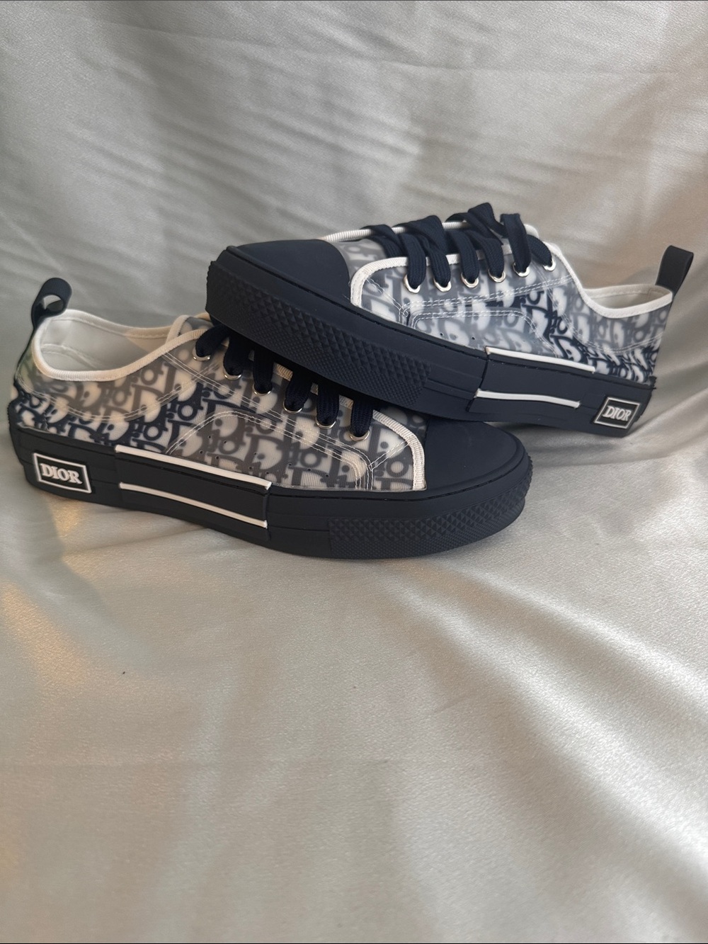 New!๐ฅDior B23 Navy and White Oblique Low-Top Sneakers!๐ฅ